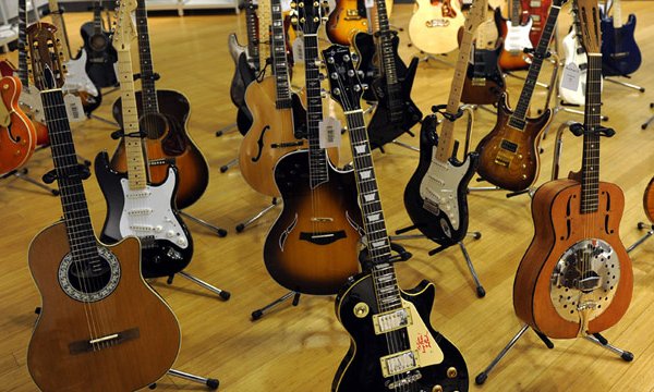 В Нью-Йорке на аукцион выставят более 300 гитар знаменитостей