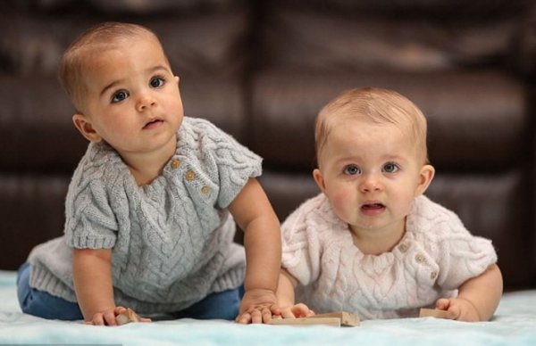 В Великобритании женщина родила близняшек с разным цветом кожи