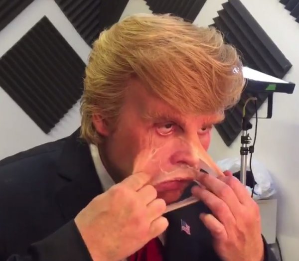 Режиссер комедии о Трампе показал, как Депп снимает маску