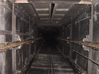 В Екатеринбурге с 7-го этажа в шахту лифта упал мужчина