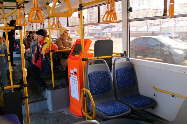 Взявшуюся за поручень в троллейбусе пассажирку ударило током в Москве
