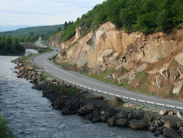 МЧС: Транскавказская магистраль перекрыта из-за угрозы камнепада