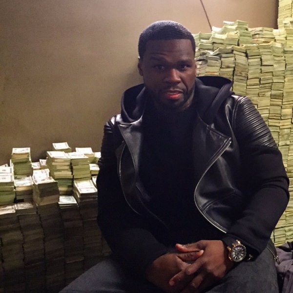 50 Cent признался, что фотографировался с поддельными деньгами