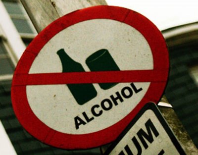 Женщина пыталась провезти под одеждой 12 бутылок с запрещенным алкоголем