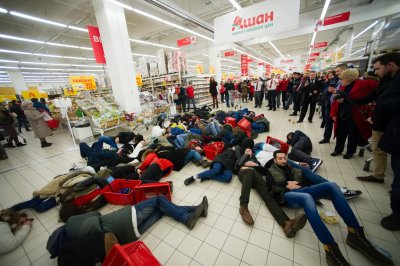 Толпа людей устроила «мертвый флешмоб» в московском гипермаркете