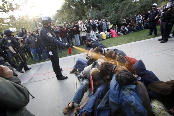 В США полиция применила перцовый газ для разгона темнокожих демонстрантов