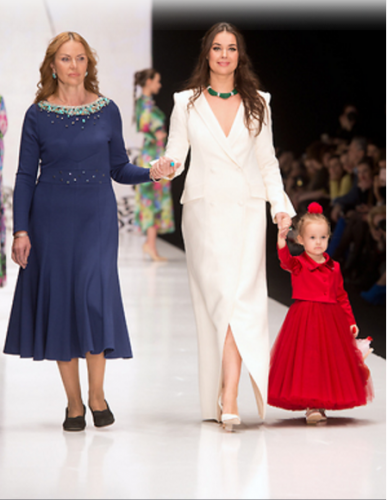 Оксана Федорова на Mercedes-Benz Fashion Week вывела на подиум маму и дочь