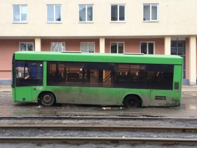 Автобус в Ярославле провалился в яму