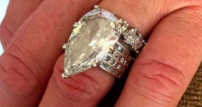 Муж случайно выкинул обручальное кольцо жены за $400 тысяч