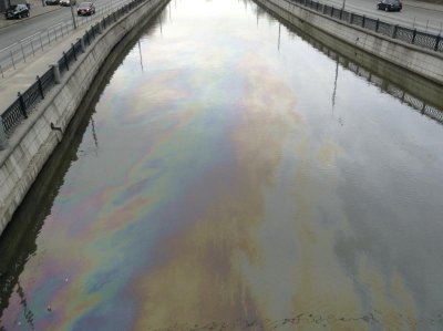 Специалисты "Мосводостока" ликвидировали пятно от нефтепродуктов на Яузе