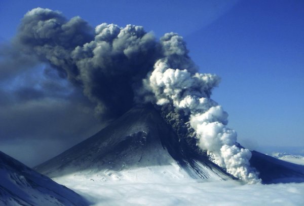 Вулкан Павлова на Аляске выбросил пепел на высоту 6 километров
