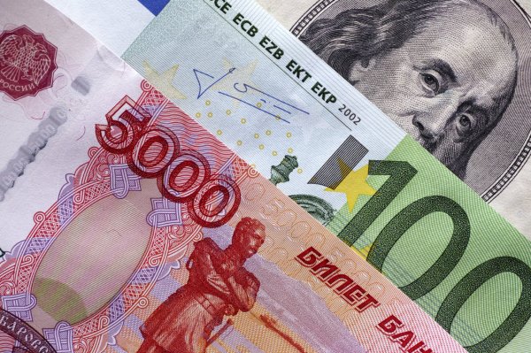 На открытии ММВБ рубль вырос относительно доллара