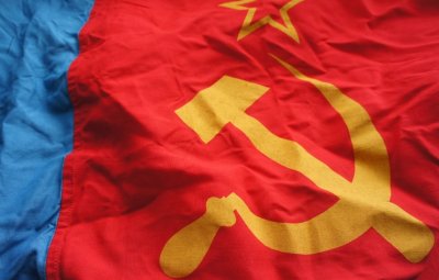 98 лет назад российский триколор заменили красным советским флагом