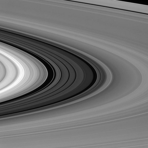 NASA опубликовало снимок колец Сатурна в масштабе