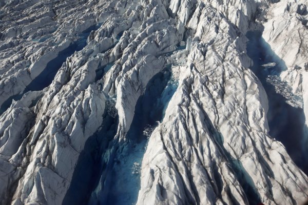 Ученые: Северный полюс смещается на восток по вине людей