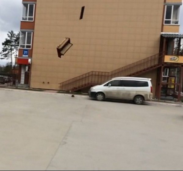 В Новосибирске из окна 18-го этажа выбросили пианино