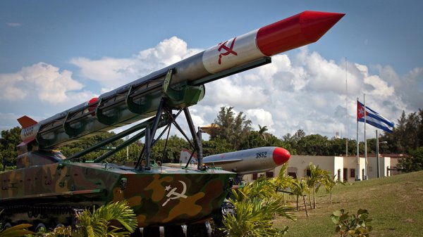 Коммунисты попросили Путина разместить российские ракеты на Кубе