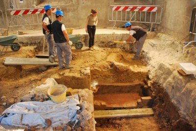 Археологи нашли 4800-летние останки матери с ребенком на руках