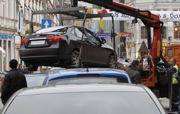 Автомобили в Москве при эвакуации будут обклеивать защитной пленкой от царапин
