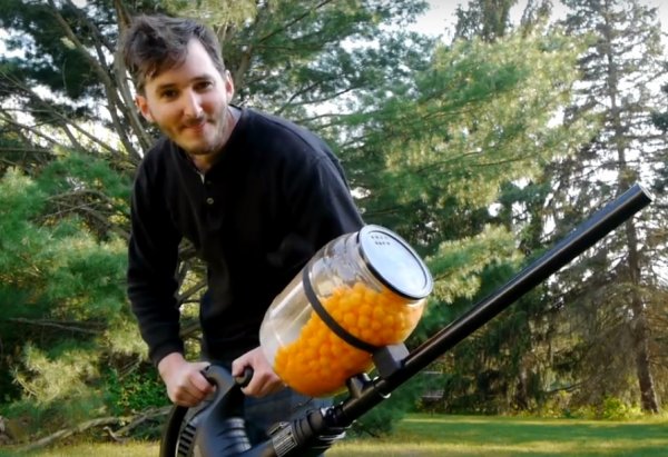 Американский блогер создал пушку для стрельбы сырными шариками