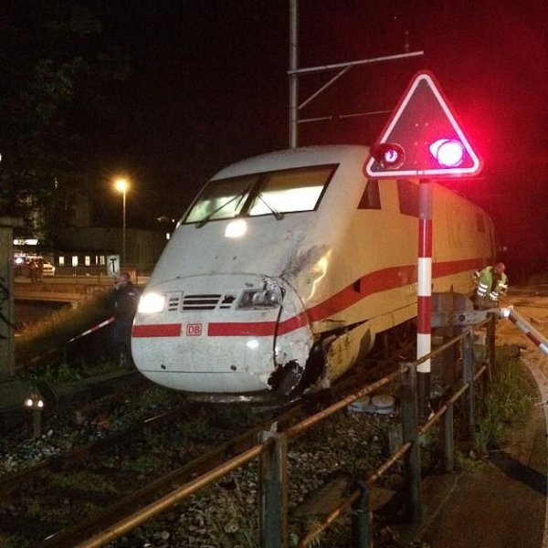 В Швейцарии скоростной поезд столкнулся с автобусом