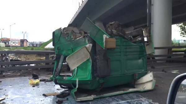 На Ленинградском шоссе в Зеленограде с моста упала фура