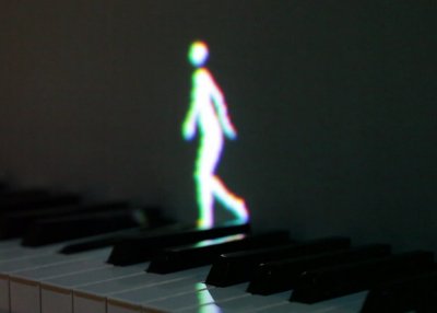 Благодаря танцующим человечкам дети могут научиться играть на пианино