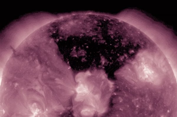 NASA показало снимки гигантской корональной дыры на Солнце
