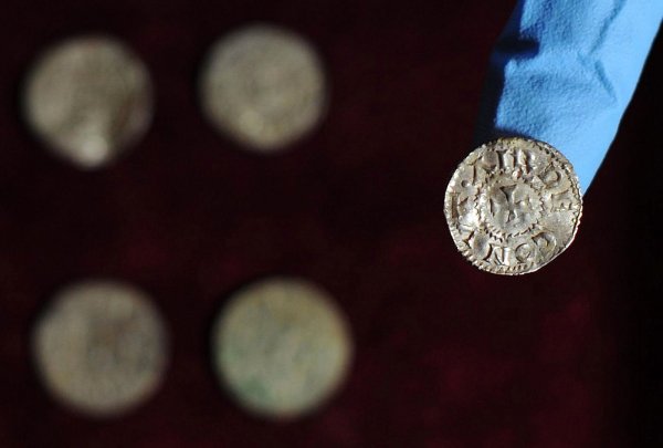 В Эстонии нашли монеты и украшения со времен эпохи викингов