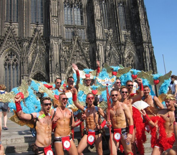 В Кёлне около 1 млн человек поучаствовали в гей-параде