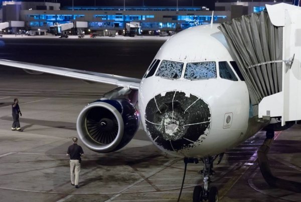 В Китае пассажирский самолет во время полета попал под град