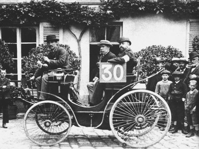 В Париже 22 июля 1894 года стартовали первые в мире автогонки
