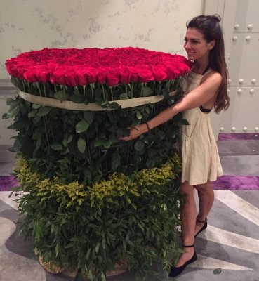 Анна Седокова получила букет в 1000 роз