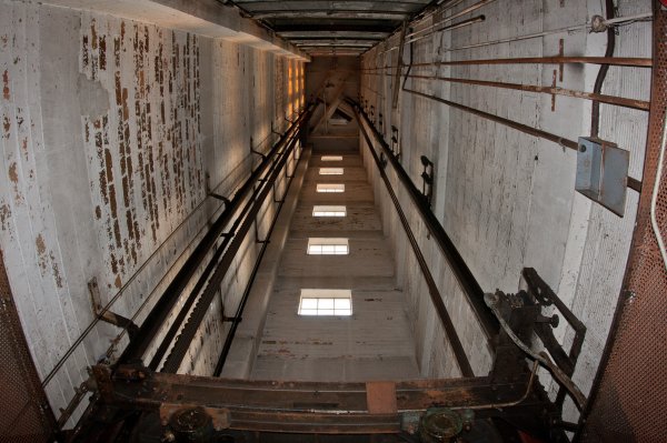 На Камчатке женщина погибла в шахте лифта