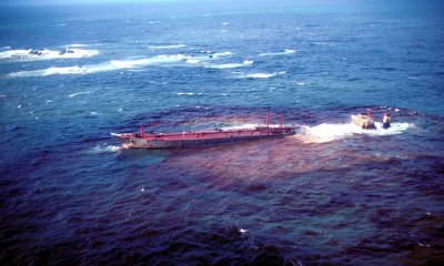 В Токийском заливе в результате столкновения танкеров произошла утечка нефти