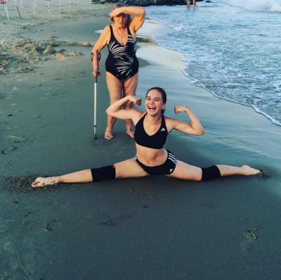 Лариса Гузеева показала фотографии мамы и дочери во время отдыха на пляже
