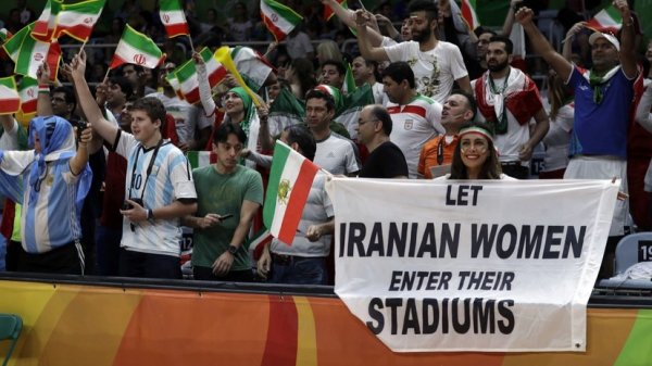 В рамках ОИ-2016 иранскую болельщицу пригрозили вывести со стадиона за политические лозунги