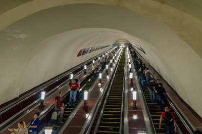 В Москве туристки из Испании упали с эскалатора в метро во время селфи