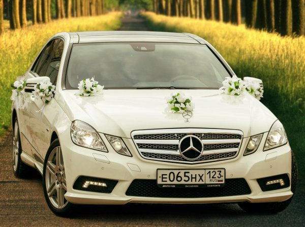 В Астрахани перекрыли дорогу ради дрифта свадебного Mercedes