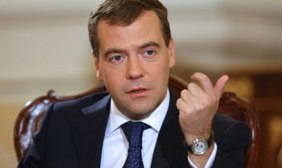 Медведев поручил вернуть регионам 100% доходов от акцизов на нефтепродукты
