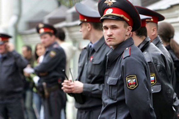 Источник: пьяные мужчины сорвали погоны с полицейских в драке у Кремля