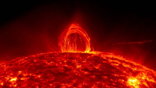 Ученые сообщили об образовании огромного протуберанца на Солнце