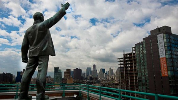 В Нью-Йорке демонтировали статую Ленина