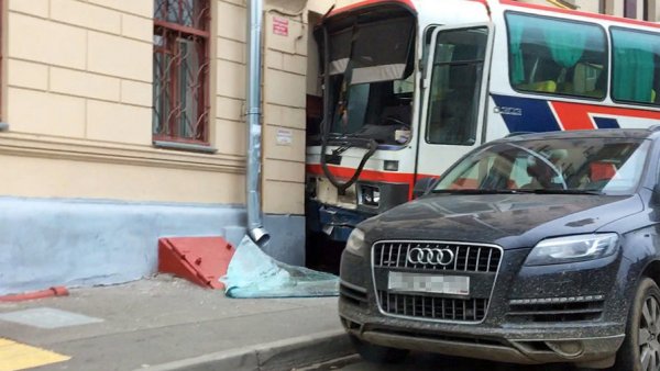 Пассажирский автобус протаранил дом в Москве