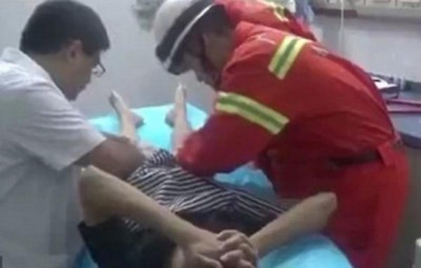 В Китае мужчина надел на пенис кольцо и не смог снять
