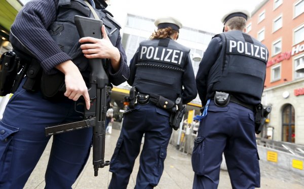 В Дрездене хулиганы сожгли три полицейские машины