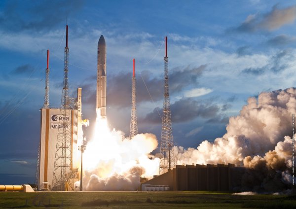 Во Французской Гвиане стартовала ракета Ariane-5 со спутниками связи
