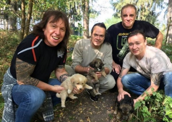 Музыканты группы "Ария" подобрали щенков после концерта в Нальчике