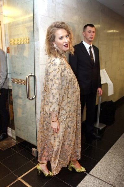 Беременная Ксения Собчак подверглась шквалу критики за «платье-ночнушку»