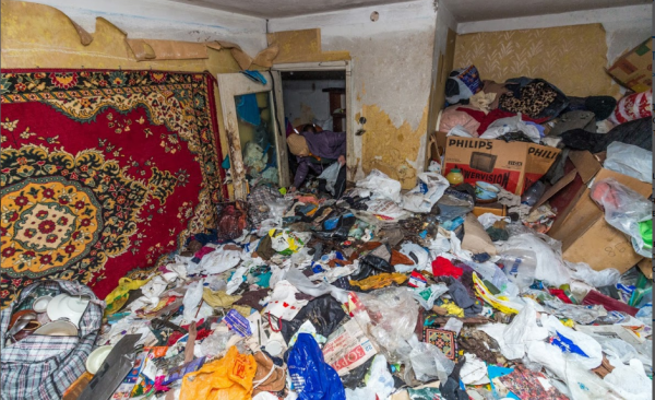 Жительница Украины на протяжении 20 лет собирала мусор в квартире